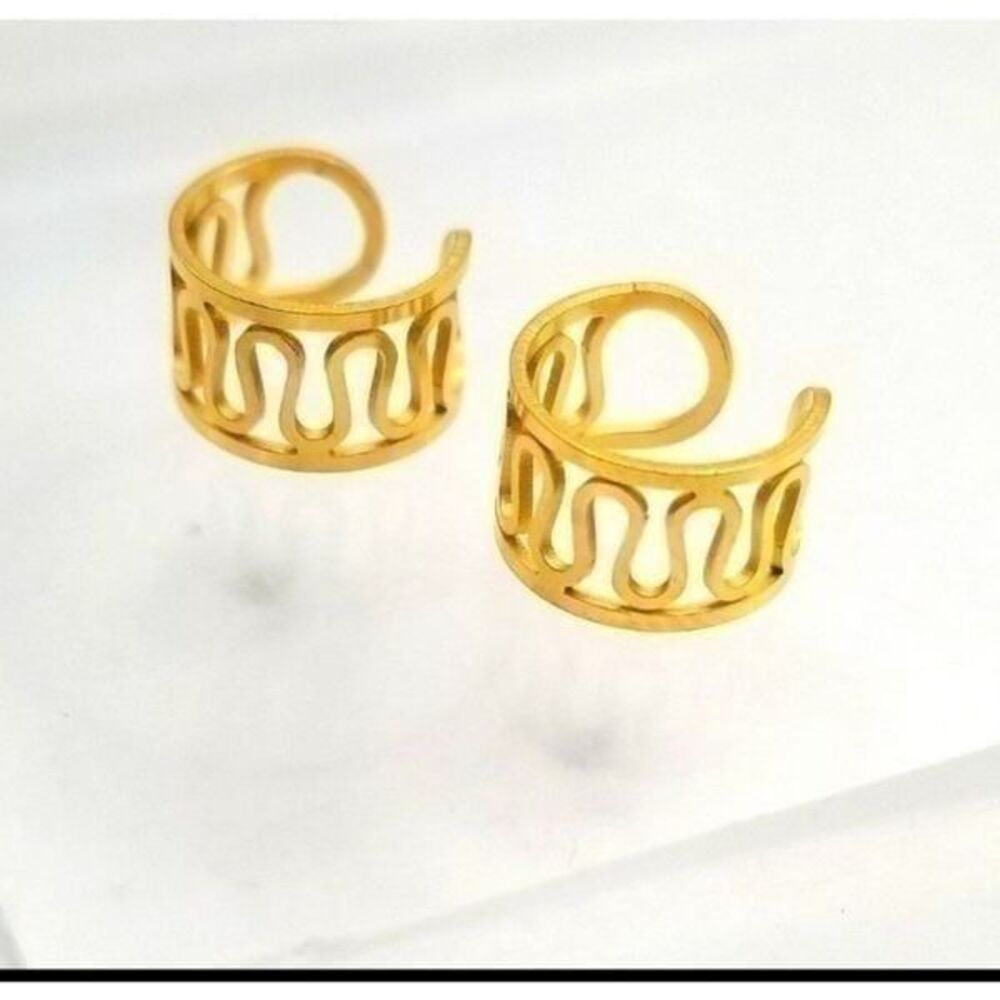 Gold toned flame cartilage earring cuff